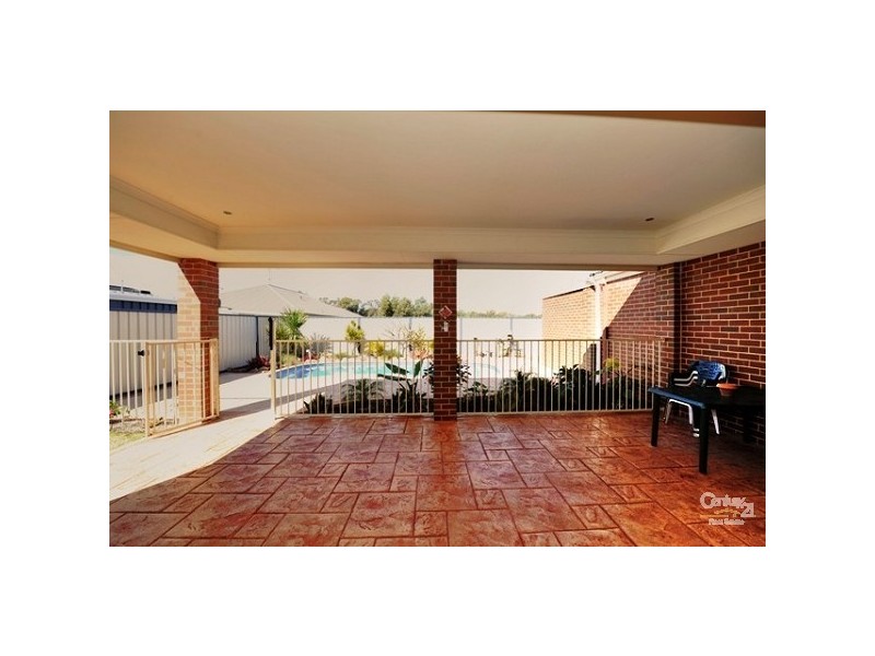 2 Oakwood Gate, Meadow Springs WA 6210