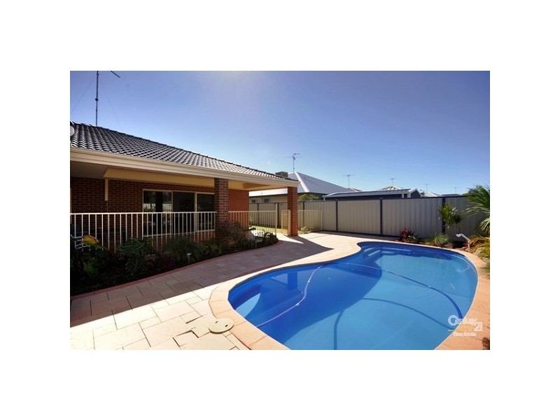 2 Oakwood Gate, Meadow Springs WA 6210