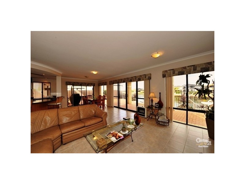 2 Solstraale Place, Halls Head WA 6210