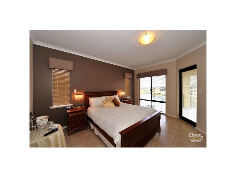 2 Solstraale Place, Halls Head WA 6210