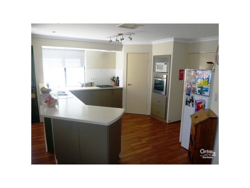 25 Teague Way, Lakelands WA 6180