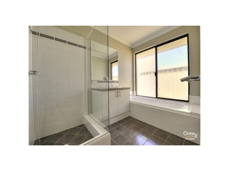 17 Loretta Parkway, Lakelands WA 6180