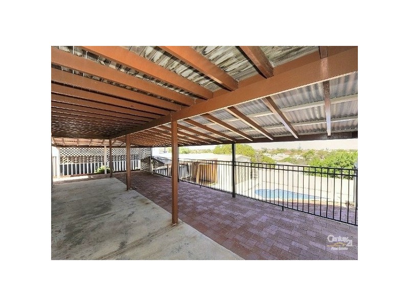 8 Marsh Place, Halls Head WA 6210