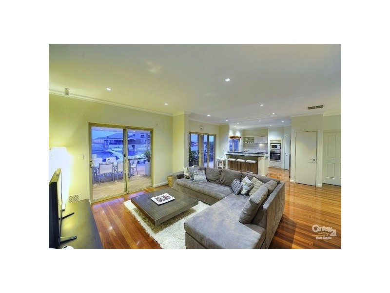 8 Leeuwin Place, Halls Head WA 6210