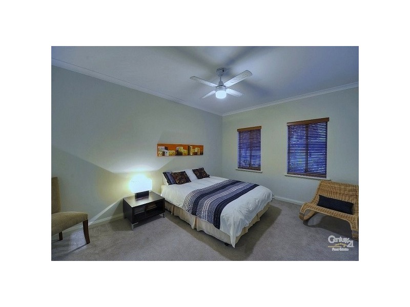 8 Leeuwin Place, Halls Head WA 6210