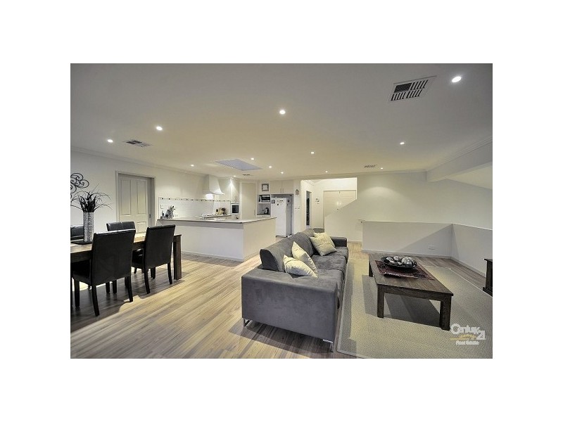 30 Oaklands Ave, Halls Head WA 6210