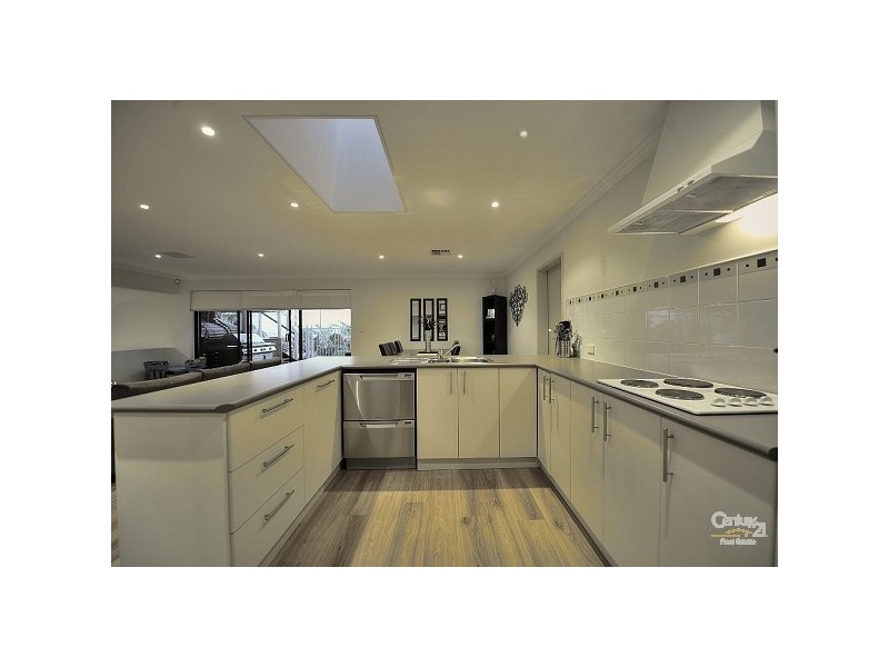 30 Oaklands Ave, Halls Head WA 6210