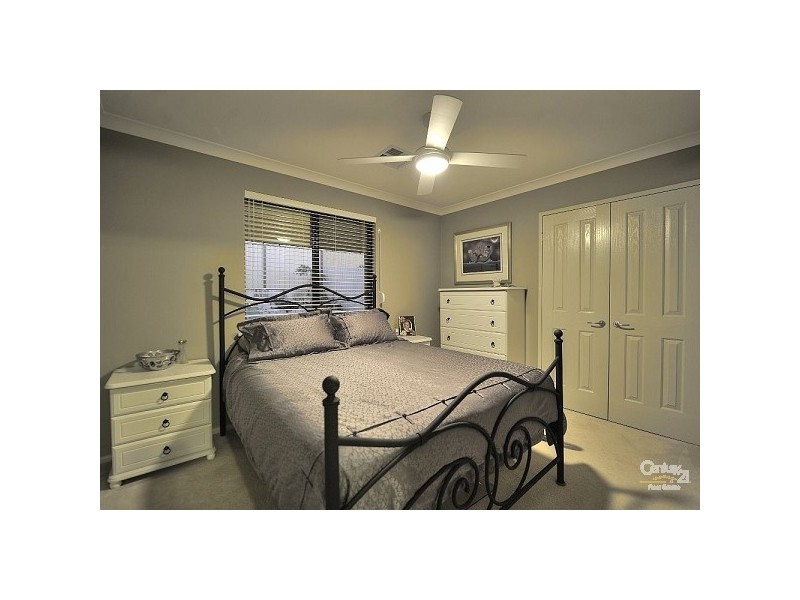 30 Oaklands Ave, Halls Head WA 6210