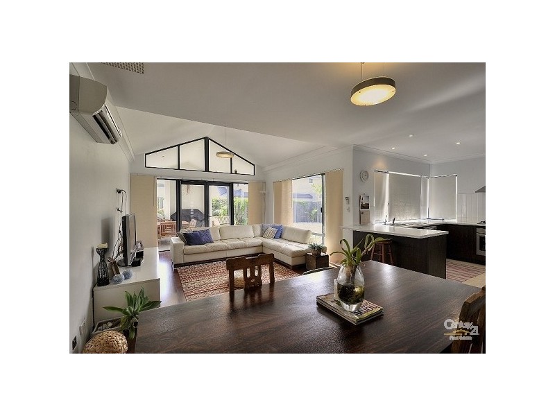 2 Sussex Place, Halls Head WA 6210