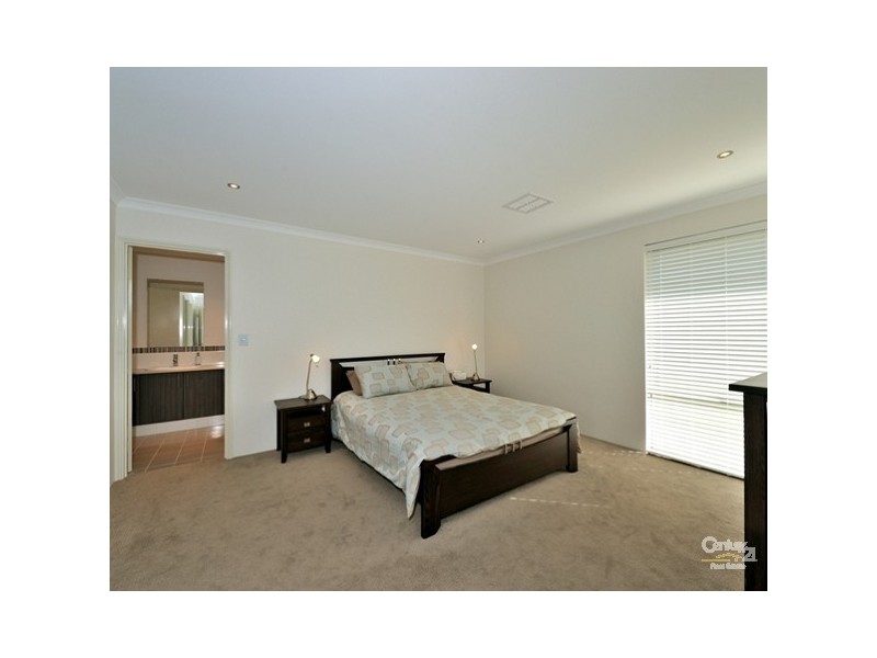 4 Emerald Pass, Meadow Springs WA 6210