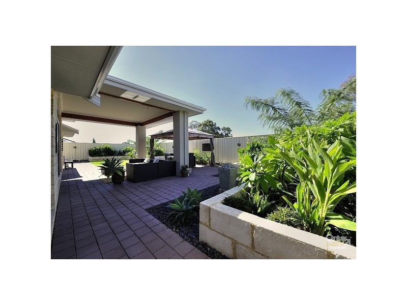 19 Royston Way, Lakelands WA 6180