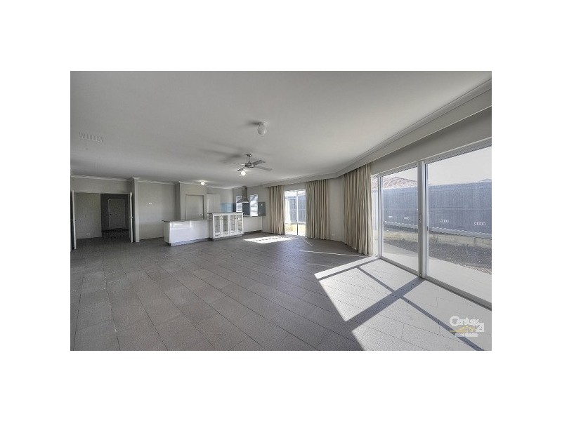 14 Sugarwood Tce, Halls Head WA 6210