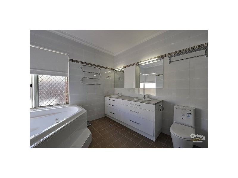 8 Grevillea Rise, Halls Head WA 6210