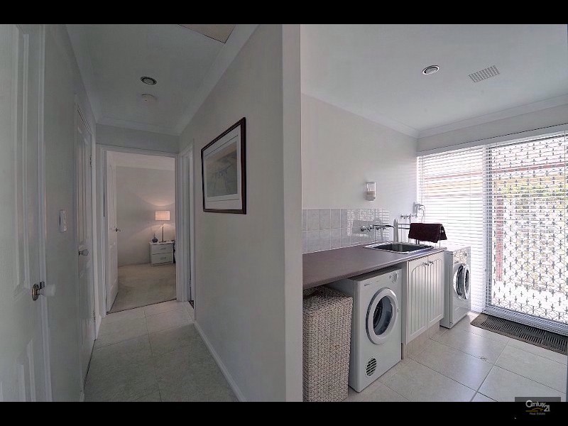 9 Suncrest Meander, Meadow Springs WA 6210