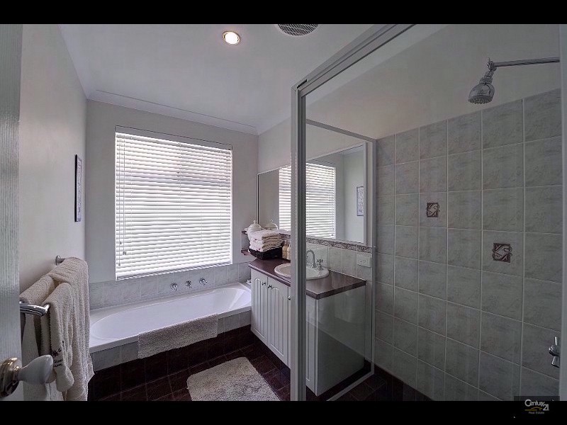 9 Suncrest Meander, Meadow Springs WA 6210