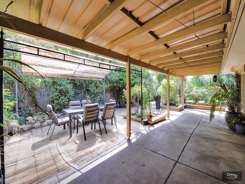 16 Inverness Drive, Meadow Springs WA 6210