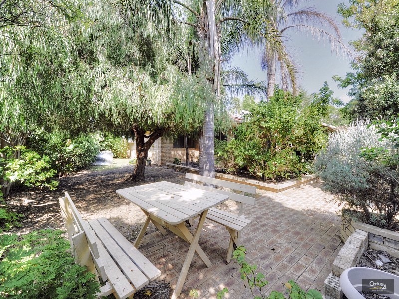 16 Inverness Drive, Meadow Springs WA 6210