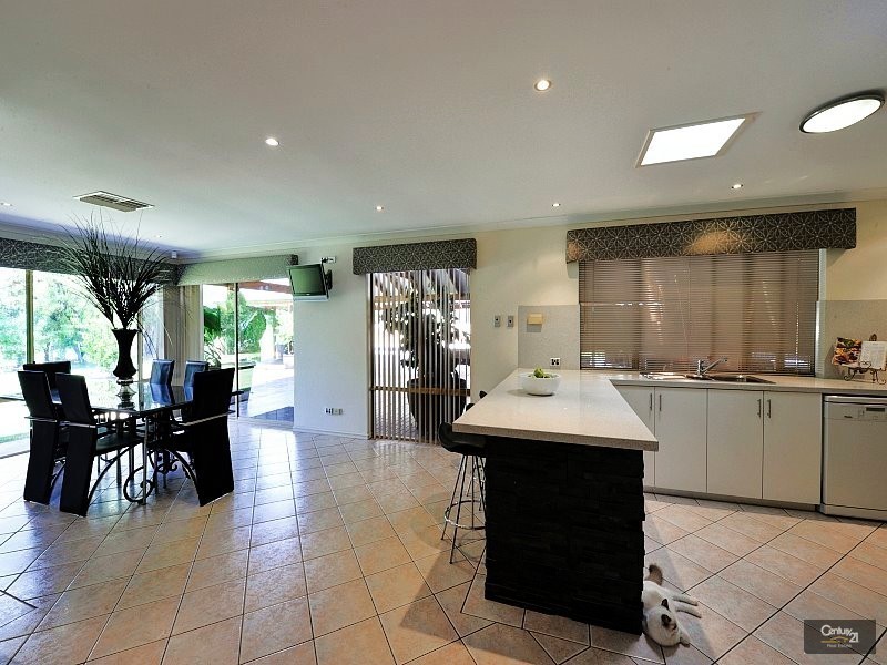 117 Woodland Parade, Stake Hill WA 6181