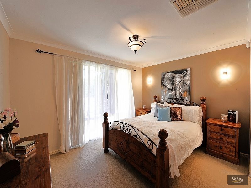 117 Woodland Parade, Stake Hill WA 6181