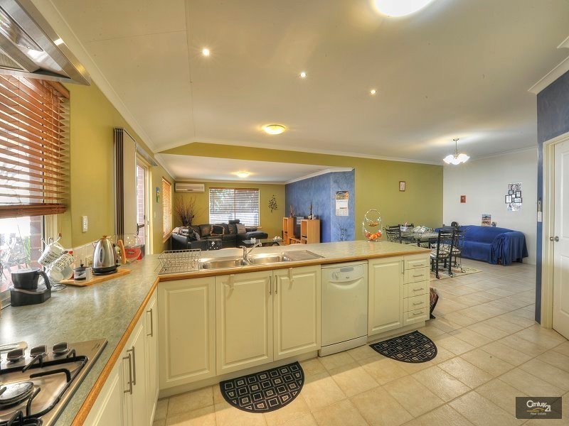 11 Peron Place, San Remo WA 6210