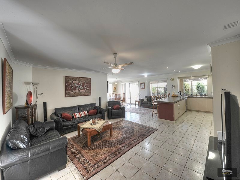 72  Floribunda Avenue, Halls Head WA 6210