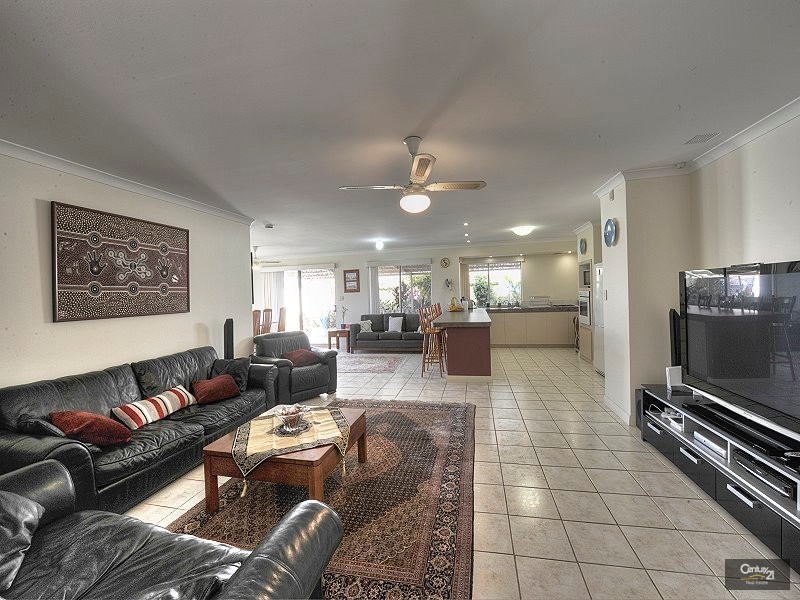 72  Floribunda Avenue, Halls Head WA 6210