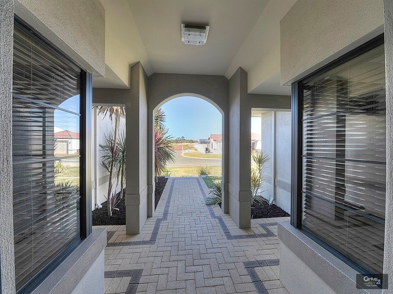 15 Lady Stirling Parade, Madora Bay WA 6210