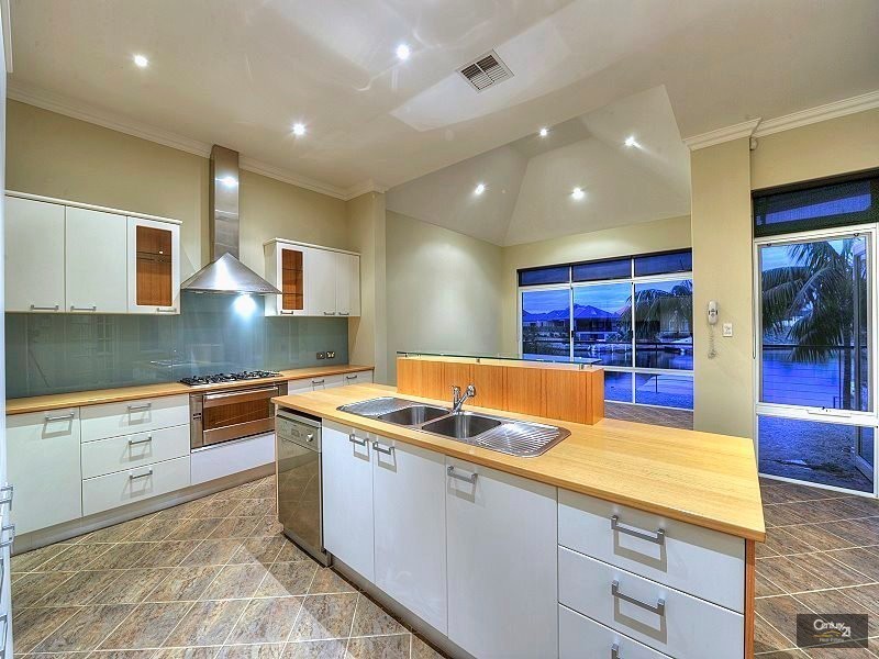 48 Brindabella Crescent, Halls Head WA 6210