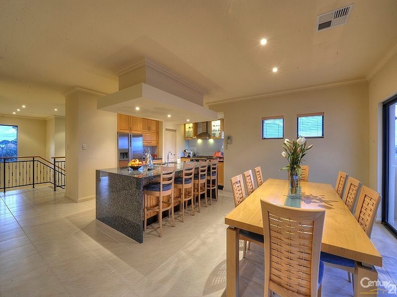 10 Brindabella Crescent, Halls Head WA 6210