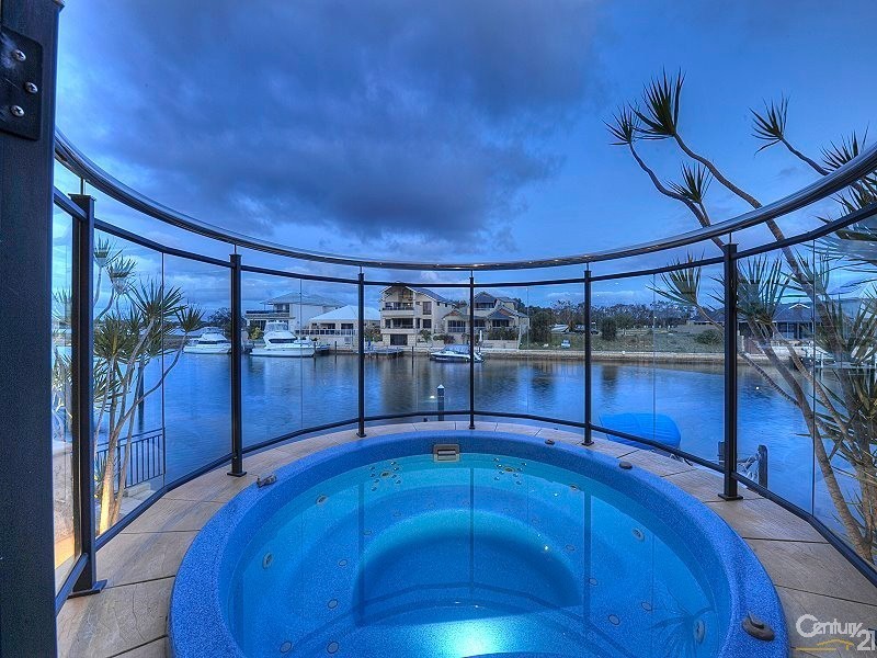 10 Brindabella Crescent, Halls Head WA 6210