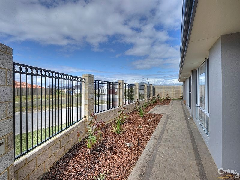 1 Shonae Pass, Halls Head WA 6210