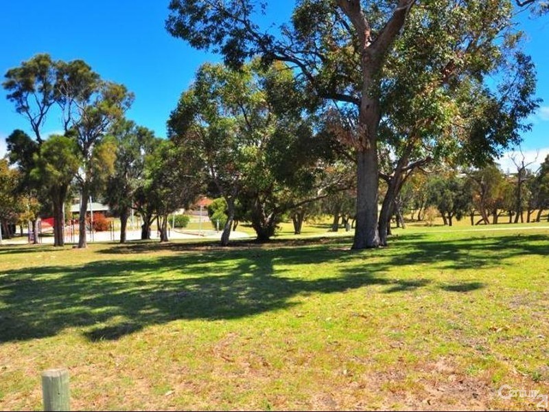 24 Mahogany Drive, Halls Head WA 6210