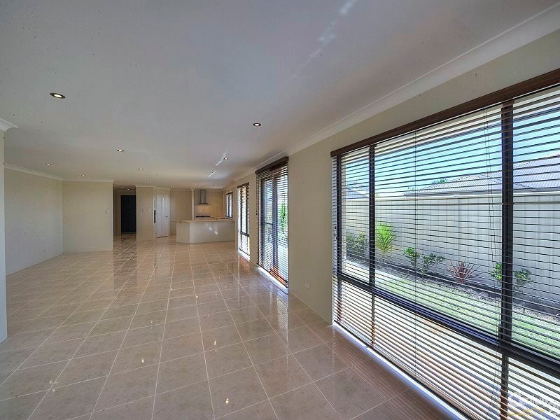 18 Lascelles Circus, Lakelands WA 6180