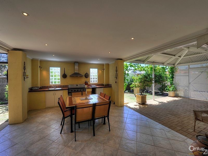 1 Brouwer Trail, Dudley Park WA 6210