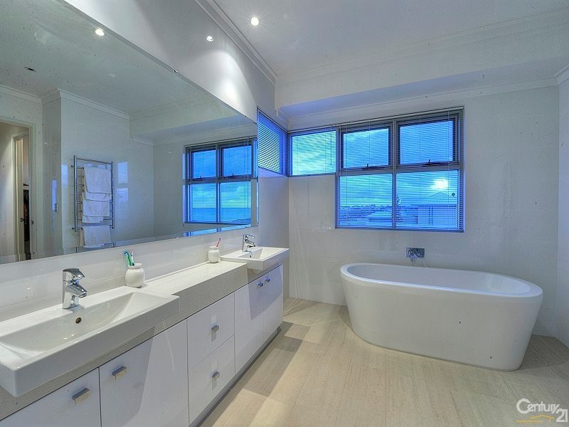 91 Boardwalk Boulevard, Halls Head WA 6210