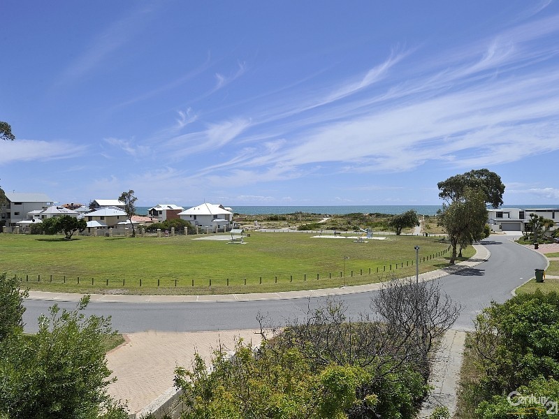 16 Breaker Close, Silver Sands WA 6210