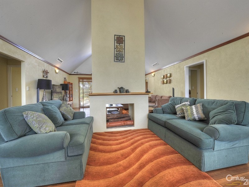 190 Riverland Drive, Stake Hill WA 6181