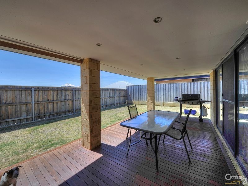 16 Splendens Turn, Halls Head WA 6210