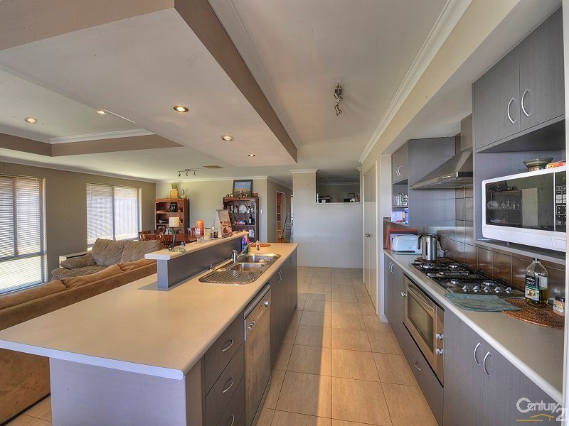 16 Splendens Turn, Halls Head WA 6210