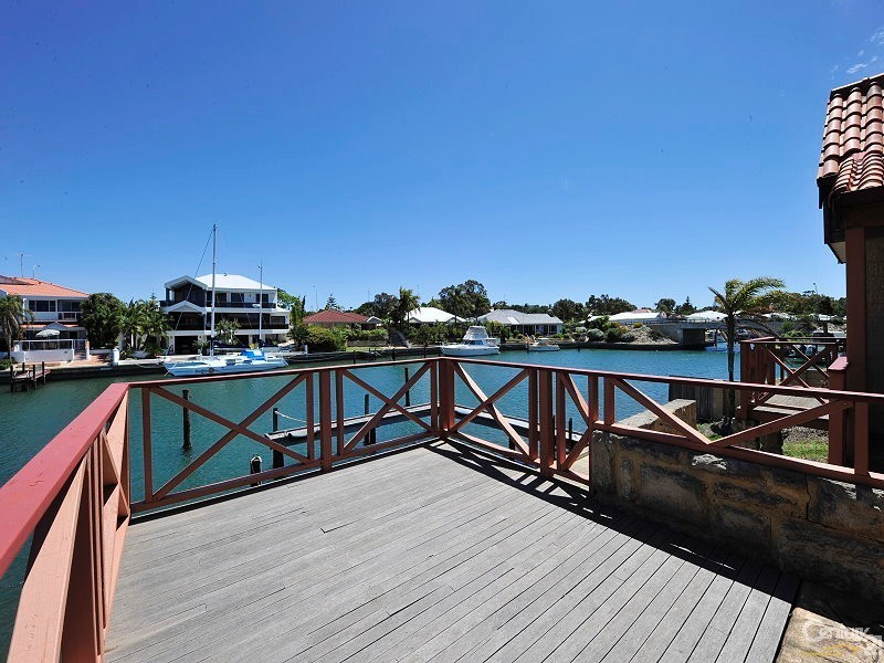 4 Cambria Island Retreat, Halls Head WA 6210