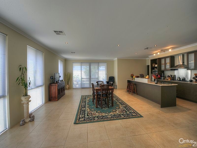 8 Myalla Pass, Lakelands WA 6180