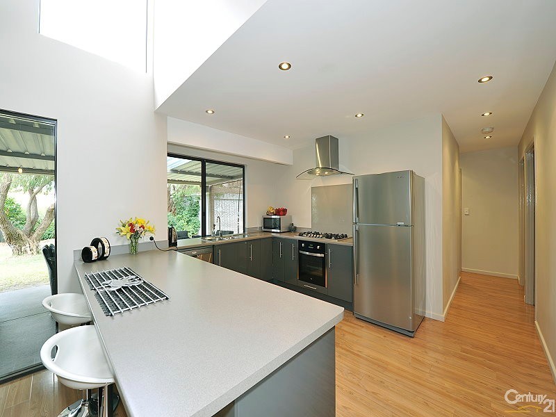 18 Mahogany Drive, Halls Head WA 6210