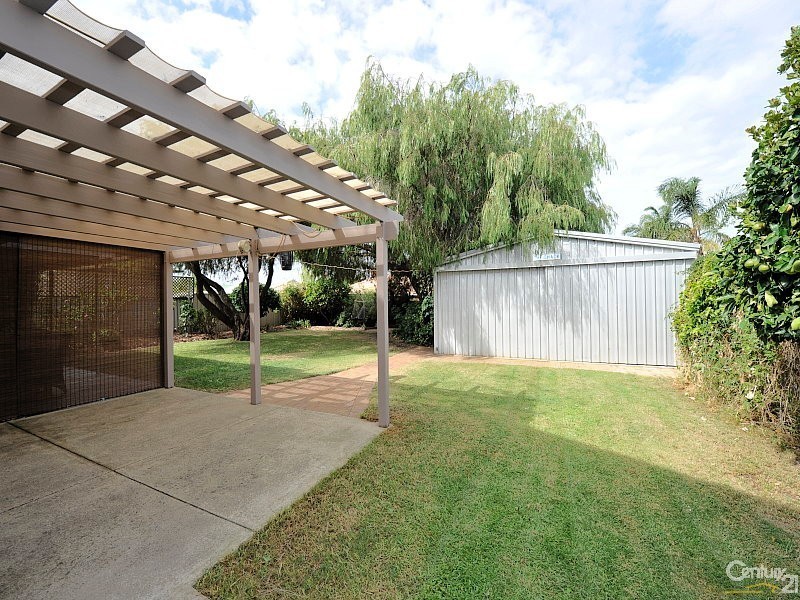 18 Mahogany Drive, Halls Head WA 6210