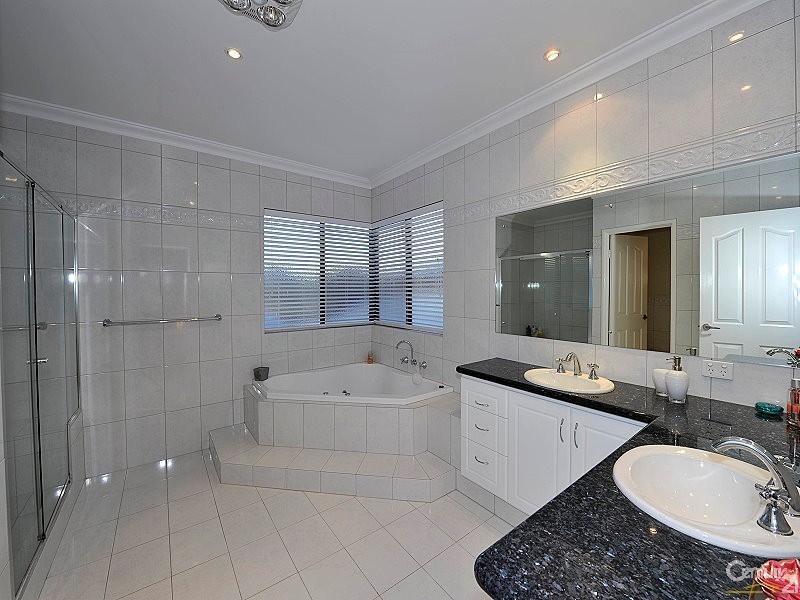 40 Brindabella Crescent, Halls Head WA 6210