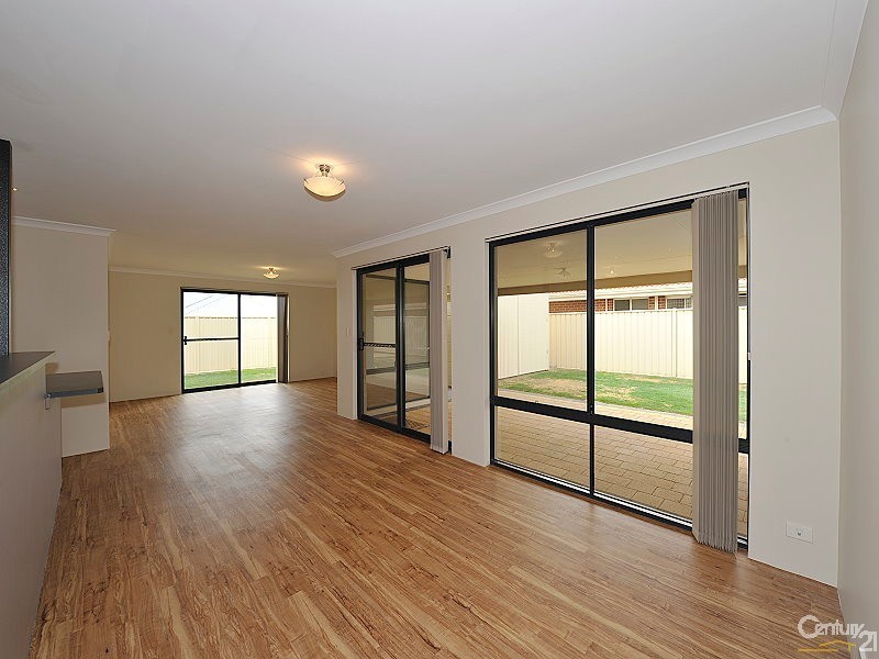 11 Arlette Pass, Lakelands WA 6180