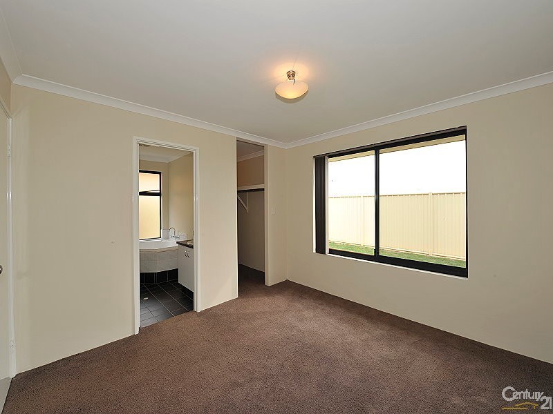 11 Arlette Pass, Lakelands WA 6180