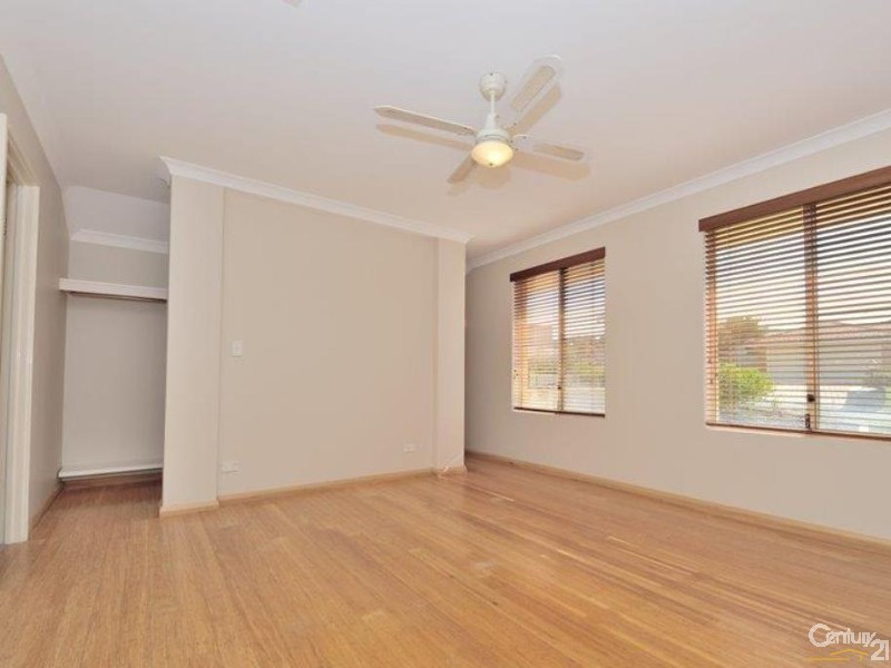 16 Wintersweet Place, Halls Head WA 6210