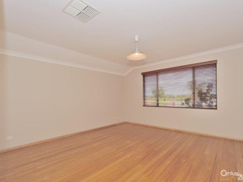 16 Wintersweet Place, Halls Head WA 6210