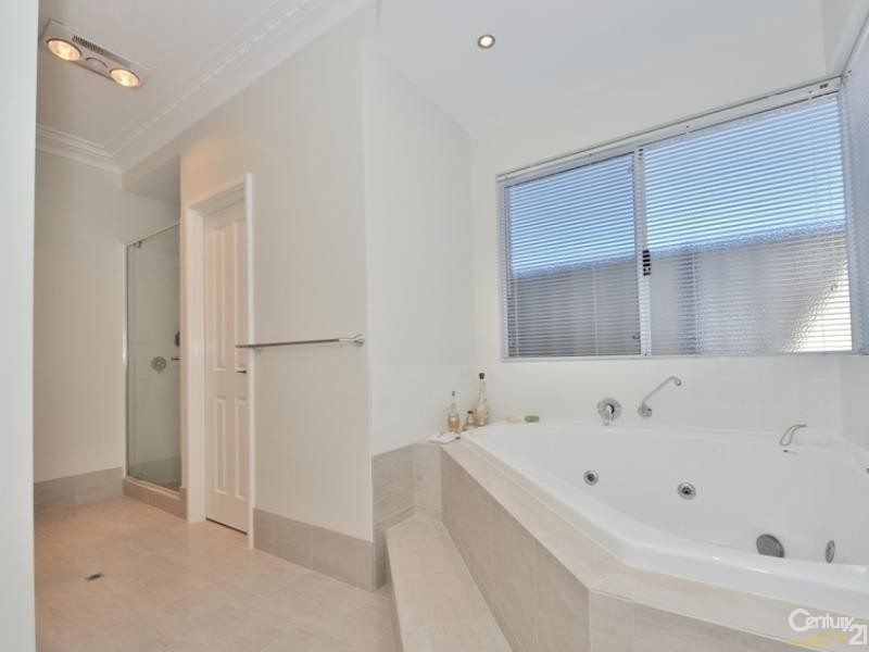 2 Walnut Way, Meadow Springs WA 6210