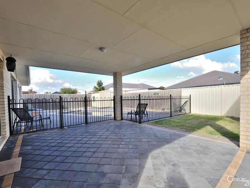 18 Ravendale Drive, Dudley Park WA 6210